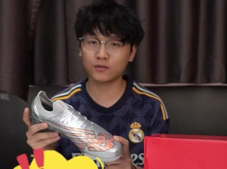 宽脚福音?!宽脚也可以穿的速度型战靴#newbalance #足球鞋 #宽脚 #爱足球爱生活 #唯有足球不可辜负