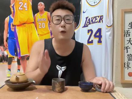 我六舅姥爷今年87岁高龄,我送他一件克利夫兰23号球衣,结果他告诉我这是在侮辱他,请问为什么呢?关注我,带你领略不一样的篮球视角!#詹姆斯 #科比 #库里 #邢道荣 #抖音小助手dou上热门