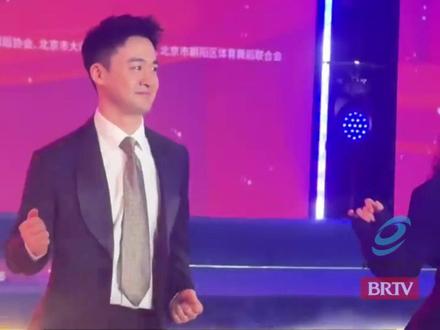 倍感意外,感谢大家的喜欢。感谢采访@整点儿新闻 #摸鱼哥 #不要在我寂寞的时候说爱我 #裁判跳舞