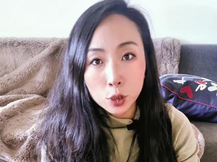 青春期小狗别着急压制,先看这个 狗狗青春期为什么突然不听话?
召回失效、指令失效、兴奋度暴涨,其实是狗狗叛逆期的正常发育阶段。
视频分享青春期管理思路:
降低兴奋值、长牵引绳管理、满足嗅闻需求、建立可靠召回,以及 Look at That 指认与命名训练。
适合:
青春期狗、兴奋型狗、召回不稳定的狗。
补充说一下视频里提到的这个小练习——
“指认与命名”(Look at That)。
很多人会把它理解成一个简单的训练技巧,但其实它背后的底层逻辑非常重要。
这个练习的核心,并不是让狗去“回避刺激”,
而是帮助狗在看到刺激的时候,学会处理自己的情绪。
当它看到让自己兴奋、紧张或者不确定的东西时,
这些反应本身并不是错误。
训练的目标,也不是简单地压制这些情绪。而是通过训练,让狗慢慢学会:
看到刺激
→ 情绪可以被调节
→ 行为可以被自己控制。
在这个过程中,狗会逐渐建立起一种能力:
独立思考和自我控制的能力。
而不是所有事情都必须依赖主人给指令,
然后变成一只只会服从信号的“木头狗”。
这也是正向训练非常重要的一个底层逻辑:
我们不是单纯让狗“听话”,
而是帮助它在复杂环境里,学会做更好的选择。
这也是我一直不使用
惩罚式训练、厌恶性刺激工具的原因之一。
因为真正稳定的行为,
从来不是靠压制建立的,
而是靠理解情绪、调整情绪、再建立行为。
00:02 青春期的退步
00:21 青春期的狗不是在测试权威
00:45 很多家长不知道,甚至加大惩罚
01:16 青春期狗狗的调整思路
02:32 实用的look at it 的小练习
03:07 重点:操作环境
03:34 实操练习
04:05 可以继续进阶练习
#训犬#青春期小狗#小狗叛逆期# #狗狗训练#Vivi训狗日记