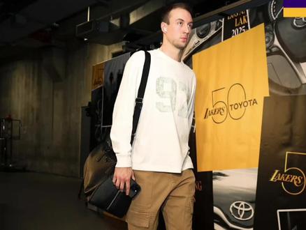 “湖勇大战要来啦,勇士没有交易得到字母哥,和湖人真没关系,肯纳德迎来湖人生涯首秀,上个月肯纳德打勇士,三分9中6,拿下22分”#詹姆斯 #肯纳德 #湖人 #库里 #勇士