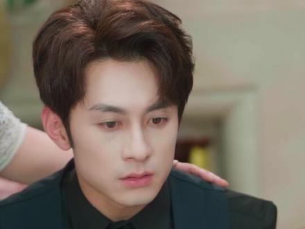 我能为她做的,就只有这些... #续命娇妻哪里逃 #这就是爱 #恋夏甜剧 #短国的夏天
薄家掌权人薄肆,因从小体质特殊,活不到三十岁,多年来一直寻找解决办法,在距离死期还有三个月时,大师算到薄肆命中出现一子,此子不仅是薄肆的孩子,更是薄肆命不久矣的转机,薄肆想到数月前和自己有过交缠的女人,连忙派人寻找。姜吱吱是个爹不疼娘不爱的小可怜,为了赚钱补贴家用,早早被逼的辍学,在一次护工兼职时,意外遇见中药的薄肆,被薄肆强迫后两人一夜情,薄肆得知姜吱吱就是怀了自己孩子的女人后,不仅将人抱回家,还用成熟和绅士,一遍遍的捂着小可怜的内心,而单纯善良的姜吱吱,也在薄肆温柔甜蜜的攻势下,渐渐敞开心扉,改变自己,逐渐走出童年的阴霾,更是在细心的照顾下,薄肆的腿渐渐好了起来。面对单纯懵懂的小女孩,薄肆一心想成为她的依靠,两个受过伤害的人,最终用最温暖的方式照亮了彼此。