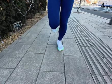 它不讨好所有人:特步160X 7.0 优缺点实话实说 当所有碳板跑鞋都在拼命证明自己"有多快"的时候,160X 7.0 做了一个反常规的选择——它主动告诉一部分人:"你不适合我。"
这不是傲慢,是诚意。
本期视频从真实上脚体验出发,聊清楚三个问题:
1️⃣ 160X 7.0 到底是一双什么样的鞋?
2️⃣ 它和 7.0 Pro 的核心区别在哪?
3️⃣ 你到底该不该买它?#跑鞋测评 #马拉松 #特步 #特步160x #160X7.0