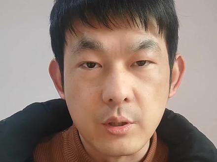 山东费县一大货车通过大桥时桥面塌陷,漏出一块方形大洞,官方通报,初步调查涉事车辆存在严重超载行为。#山东费县#桥梁塌陷#超载