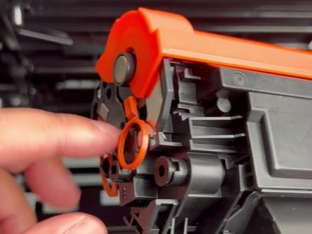 惠普M126snw plus特大容量硒鼓安装(388a硒鼓) 有小伙伴说388a特大容量安装不进去,安装困难,今天就用这个新款M126snw plus打印机,用388a硒鼓6000页版本(特大容量)演示下安装的步骤,可以参考视频,需要注意的是6000页模具比普通版本大一些,所以安装需要调整角度,要倾斜一点,把硒鼓两侧的凸起处去对应到机器两边的凹槽处,推送进去安装到位。6000页装粉量较多,故不建议再进行加粉,适合打印量大或者不加粉的用户,其他硒鼓版本可以查看小黄车链接。更多型号耗材可以进店咨询了解。点赞+关注,哪天就更新到你的机器了#惠普打印机 #好物推荐🔥#办公耗材