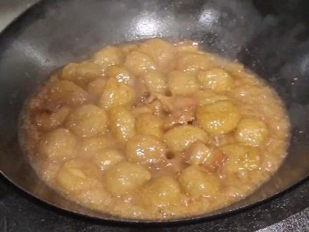 你们爱吃的山粉圆子烧肉来啦,不用谢我#美食 #民间传统美食 #地方特色美食 #红薯粉圆子做法