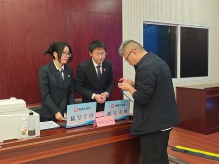 这些小微企业,中签“苏超”南通赛区赞助商! 今天上午,2026“苏超”南通赛区小微企业赛事赞助商抽签仪式举行。经过4轮摇号,12家企业从88家报名企业中脱颖而出。 #苏超 #苏超联赛
摄制丨胡谨坤、徐蔚