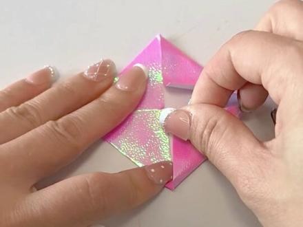 藏在折纸里的爱|给妈妈的女神节专属皇冠✨
别再送千篇一律的鲜花啦,亲手折一顶blingbling的小皇冠,把妈妈宠成你心里永远的女王,这才是最戳人的仪式感~
镭射纸在阳光下闪着细碎的光,每一道折痕都是藏在指尖的温柔心意,手残党也能轻松搞定!
你们女神节打算给妈妈/闺蜜准备什么惊喜?评论区交作业呀~👇#亲子手工 #折纸 #折纸皇冠 #母亲节礼物 #女神节手工