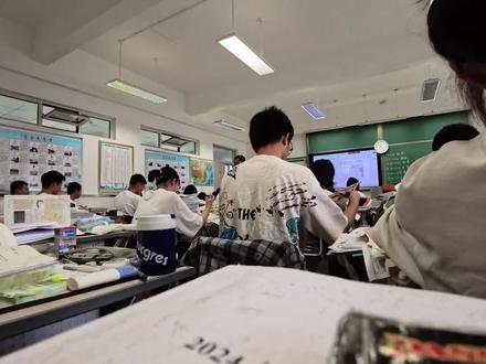 去年一中大boss白校长说过我考不好,如果他知道我考上了第一志愿会不会也很高兴(视频背景:第一届新高考,一中首批6+1高效课堂)#鄂尔多斯市一中 #高三教室