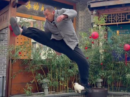 少林十三拳|一招一式攻防尽显武学底蕴
起势抱拳稳根基,马步格挡先守御
弓步冲拳力贯臂,直捣前路破防线
撩阴踩脚巧突袭,虚实变幻制先机
弓步架打当头炮,硬刚来势震八方
猿猴缩身灵活避,闪身卸力躲锋芒
再度踩脚寻破绽,二次出拳气势扬
黑虎掏心迅猛击,近身猛攻锁攻势
猛虎出洞气势汹,大开大合慑敌手
转身推掌巧换向,攻防切换瞬万变
震脚发力海底炮,沉劲一击定乾坤
五花坐山凝气场,收束身形稳如山
抱拳归势藏锋芒,十三拳法攻守兼备