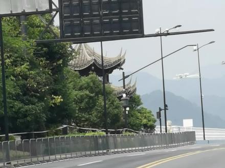 杭州第十九届亚运会千岛湖男子公路210公里自行车决赛,大家在千岛湖大桥现场为中国健儿打气加油!