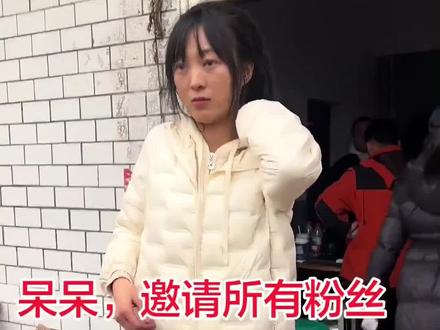 《杀猪宴后万人挤爆重庆合川田埂!呆呆妹家这场演唱会,把乡村狂欢玩明白了!》#合川的爆火从来不是一场意外#合川文旅刨猪汤现场发门票#全网呼叫按猪人#呆呆家杀猪宴爆红#合川爆火源于真诚