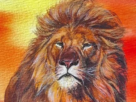 猫王狮子怎么画?一学就会的动物水彩绘画教程! #跟着抖音学画画 #艺术在抖音 #琥珀系 #琥珀流光 #日落下的你是琥珀色 霸气狮子怎么画?超简的水彩绘画教程,一学就会!盘坐琥珀日落下的雄狮,虽然慵懒,但眼里仍然有着王的蔑视!试试看!
🐯草原CEO的日常🐯
狮子:“本喵是草原顶流,发型飘逸(鬃毛限定款),团队作战从不996,毕竟捕猎靠群殴,吃饭靠抢食,偶尔吼一嗓子还能省健身费——方圆8公里全是我免费叫醒服务!”
冷知识暴击🔥:
1. 雄狮的鬃毛其实像“黑化进度条”,越黑越凶悍,妹子越心动!
2. 狮群真正的BOSS是母狮,负责打工养家+带娃,雄狮只管打架和…凹造型。
3. 狮子一天睡20小时,懒到猎
物路过眼皮底下都懒得睁眼(除非饿到想点外卖)。
4. 它们的吼声能震到让你怀疑人生——相当于摇滚现场低音炮,连大象都得悄悄绕道!
总之,狮子:表面霸气大佬,私下躺平冠军,草原反差萌之王!🌍✨