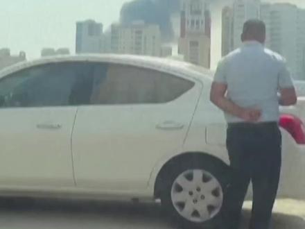 海湾多国接连遇袭 能源军事全线告急 海湾地区局势急剧升级,沙特、科威特、卡塔尔、阿联酋、巴林均遭袭击,美国使馆与中东美军关键基地受损严重,多国炼油厂、液化天然气生产及出口暂停,能源供应受冲击,地区冲突风险持续攀升,紧张态势不断加剧。#中东局势 #海湾国家遇袭 #全球能源危机