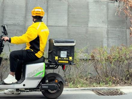 小哥好心劝架小猫🐈随橙想呢 激化矛盾了哈哈哈哈哈哈哈😂#外卖小哥 #猫咪 #猫咪的迷惑行为 #猫咪打架日常