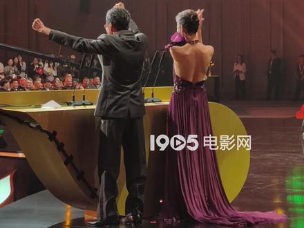 #梁家辉下台接宋佳领奖 宋佳获得金鸡奖最佳女主角,梁家辉太激动了,作为开奖嘉宾直接跑到台下接宋佳领奖!共同见证高光时刻🏆 #宋佳金鸡奖影后 #宋佳 #梁家辉