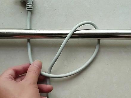 插头线卡住出不来怎么办?教你一招巧妙解开。@小小折纸手工