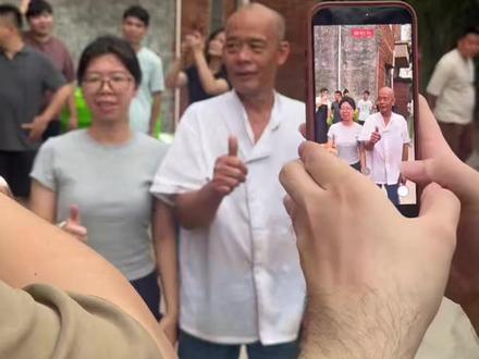 “快拍!等下没机会拍了!” 4月7日,顺德莫氏鸡煲清明后热度居高不下,全国食客跨省打卡!老莫成移动打卡点,谦虚说自家鸡不好吃全靠走了“狗屎运”!#莫氏鸡煲 #食客 #打卡 #狗屎运 @抖音小助手 @DOU+小助手 #媒体精选计划