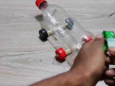 如何用塑料瓶制作气球反冲动力小车#科学实验 #亲子手工制作 #科学科技小手工小制作 #学生绿色环保废物再利用科技手工比赛作品 #创意手工 #动手能力培养 #科技小制作