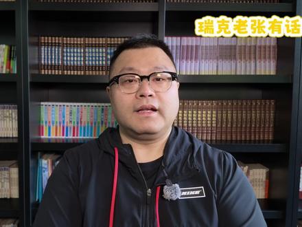 华为出手,一根“空心光管”要砸穿AI算力的物理天花板? #AI #算力 #空心光纤 #华为 华为联手国内光纤巨头中天科技,把“空芯光纤”推向了历史拐点。那种亿万级算力集群之间堆砌起来的毫秒级延迟,被这根“空心管”一巴掌拍没了。