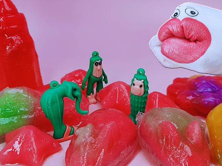 趣味美食,好玩的山海经人仔,冰凉爽口的红色冰开吃 #趣味美食 #糖果 #吃冰