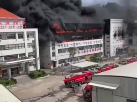 惠州惠东吉隆厂房起火!三楼布料仓库浓烟滚滚#惠州火灾 #惠东吉隆 #工厂火灾 #消防安全