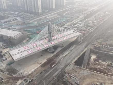 12月18日晚23时56分,北仓路京广铁路段上演“空中芭蕾”,高32米、重15000吨的北仓路斜拉转体桥经过40分钟转体桥梁主塔高32米,总重15000吨,长136米,宽29.5米,采用9对拉索,是我国首座单索面矮塔曲面菱形塔身斜拉桥,创国内唯一#北仓路跨铁转体桥航拍素材@极光(大碧哥)