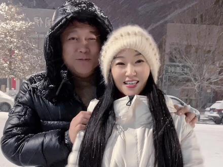 今年,是我们携手的第27年。从青丝走到白发,我们也曾像千万普通夫妻一样,在柴米油盐里争吵,在沉默冷战里消耗,在彼此猜疑里拉扯。那些年,我总以为“磨合”就是互相改变,却忘了先回到自己的内心。
直到这三年,我开始学习与自己和解,不再执着于改变对方,而是先修正自己。奇妙的是,当我不再紧绷着要“解决问题”,当我学着接纳、学着温柔,那些尖锐的矛盾、冰冷的沉默,竟然都悄悄融化了。
我们开始各自做回更好的自己,却又默契地向着同一个方向走——不是谁追赶谁,而是像两棵并肩的树,各自向上生长,根却在地下紧紧握在一起。我们走回了初相识的原点,找回了最初只想要“和你在一起”的自己。
就像今晚这场雪,古人说“他朝若是同淋雪,此生也算共白头”。而我们,不仅一起淋了雪,更在27年后,重新走回了彼此的身边。
我想牵着他的手,走过第二个27年,第三个27年……直到永远。也愿我们的孩子,能在这温暖如初的家里,永远拥有平安喜乐的底气。
雪还在下,而我知道,最好的日子,才刚刚开始#女性成长#纳兰文化#女性智慧#纳兰女性成长 #女性觉醒