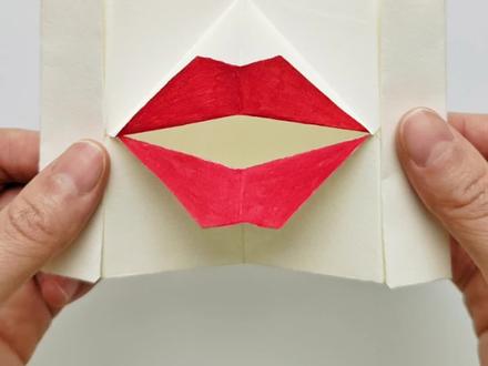 简单又好玩儿,一张会说话的嘴巴来了,快做给你的小可爱吧~
#吼叫信折纸 #亲子手工#手工折纸教程 #会说话的嘴巴