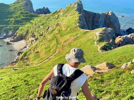 四礵列岛旅行攻略📒海岛看海之南🧭
位置:福建宁德霞浦县四礵列岛
高铁🚄有霞浦站
飞机✈️得飞福州长乐机场然后再转高铁过去
交通:轮船(积石码头➡️四霜列岛,但我去这两天因为训练封闭,所以改为在吕峡码头登船)票价100💰上船后买即可。
🚢航程1个半小时
怕晕船的提前准备晕船药💊
————————
提前预定订好岛上民宿,基本一天够时间打卡完,不赶时间的可以多住一晚。人均150💰
————————
关于吃饭🍽️基本自己住的民宿都有饭吃,可以提前预定挺方便的。对比我们广东的海边,这里吃饭蛮实惠的,人均60💰
————————
到达后年轻人建议➕点预算坐快艇,上东礵岛的时间会更长,如果坐泡泡船下午三四点就得返程,就不能在岛上看日落🌄了。
泡泡船80💰快艇150💰,快艇都是年轻人,然后能带你去西礵、南礵、红礵(鸟岛)还能在东礵看日落。
天气好真的随便出片
最大的开销在于去霞浦通勤上面,其他算下来真的很有性价比。一天一夜即可游完。#四礵列岛 #当我的旅行变得随性 #旅行vlog #福建旅行攻略 #四礵列岛旅行攻略