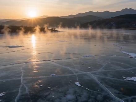 八下语文大自然的语言资源包来了 🌿 《大自然的语言》| 当语文课本遇上四季的密语 🍂
📽️ 视频概念: 这不是一堂课,而是一场穿越四季的沉浸式自然漫游。镜头从早春的槐花低语切入,掠过布谷鸟的迁徙轨迹,在秋霜染红的枫叶上停留,最后定格在冬日雪线推移的静默。竺可桢笔下的物候学不再是枯燥的定义,而是"草木荣枯""候鸟去来"的生命诗篇——当文字与自然同频共振,你会发现:原来语文早就把读懂世界的钥匙,藏在了花开花落之间。
📖 内容匠心: 用电影的视听语言解构说明文,让"大自然的语言"真正被"看见"。从苏州园林的月晕知风,到太行山麓的槐花测雨,每个物候现象都配有治愈系自然影像。没有说教的痕迹,只有"阿公阿婆,割麦插禾"的农谚在田野间轻轻回响,让科学精神与人文情怀在四季轮回中温柔相遇。
✨ 适合这样的你: 厌倦了我们人类中心主义的说教,想要带学生用感官重新发现世界;相信说明文也可以美得像散文诗;愿意在繁忙课业中,为窗外的一树花开停留片刻。
#大自然的语言 #八年级下册语文 #语文课件 #公开课课件 #初中语文