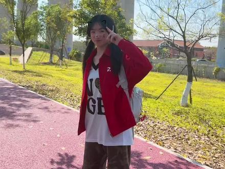 她开着邻居家的toyota 追着日落👣 #ootd穿搭 #春天