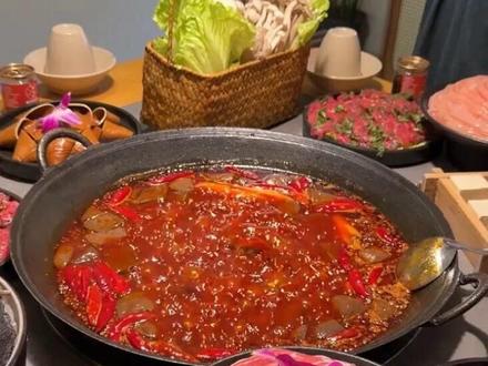宝子们,上期带你们逛吃城口小吃,是不是还没过瘾?城口美食第二期来了——来咱们城口,不痛痛快快吃一顿地道老火锅,这趟旅程就算白来!今天,带你们钻进香飘十里的巷子,涮出一片最接地气的江湖!#城口美食 #城口美食推荐 #城口火锅 #城口县 #城口同城
