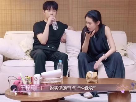 越看越气!看了这段我觉得王梓莼过度将私人情绪转化为标签化攻击。包包在郑天浩转向王梓莼后,以玩笑视频表达失落,这本是恋综中情感试探的常见反应,却被王梓莼上纲上线为“道德绑架”“绿茶行为”。谈话中“性缘脑”的指控更是毫无根据——“性缘脑”指过度将关系往恋爱绑定,而包包的双向接触与玩笑试探,均未超出恋综情感表达边界,反而是王梓莼自身将正常社交解读为“抢男人”,暴露其对异性关系的狭隘认知。更讽刺的是,她一边指责包包“不尊重人”,一边桌上聊天时全程无视滕家琪,生硬打断其话题,这种双标,尽显其自私与偏见。
郑天浩的言行则诠释了“当面一套背后一套”的虚伪。作为曾与包包双向接触的嘉宾,他本应保持尊重与坦诚,却在转向王梓莼后,迅速加入对包包的批判阵营。接到包包玩笑视频时他最初未显反感,转头却在关摄像机后怒斥其“情商太低”,污蔑其行为是“阳谋”“绿茶行为”,还提议向男生宿舍散播对包包不利的言论。这种背后诋毁远比正面拒绝更卑劣。与包包谈话时,他完全站在王梓莼一边,以“你的行为伤害到我们”施压,却回避自己此前对包包的模糊态度——前一天还在心动短信前与包包暧昧聊天,转头就抱团指责对方“纠缠”。郑天浩的行为本质是缺乏担当,既想通过贬低前任讨好现任,又不愿承认自己“养鱼”的操作,只能靠抱团孤立转移矛盾,尽显懦弱虚伪。
两个人都是混淆了“情感选择”与“人格攻击”的边界,将恋综“竞争属性”异化为“排挤战争”。恋综允许选择心仪对象,但选择自由不应建立在否定他人基础上。王梓莼大可明确表达与郑天浩的双向意愿,而非用标签去污名化包包;郑天浩也可坦诚告知包包“不合适”,而非背后诋毁、抱团施压。更令人不齿的是,两人采取“迂回战术”:王梓莼躲在背后煽风点火,让郑天浩充当“审判官”;郑天浩则借“保护王梓莼”之名,宣泄自身关系处理不当的焦虑。这种抱团孤立不仅破坏恋综氛围,更向观众传递错误价值观。
反观包包,自始至终保持体面与坦诚。面对郑天浩的突然转向,她未哭闹纠缠,仅以玩笑释放情绪;被约见谈话时,也主动道歉承认玩笑可能造成困扰,尽显同理心与分寸感。而王梓莼与郑天浩却将这份坦诚解读为“心机”,根源在于两人过度沉浸于“被偏爱”的优越感。王梓莼自带话题度,却暴露狭隘刻薄;郑天浩想塑造“护花使者”形象,却因缺乏担当显得虚伪又恶心。#有秘密的我们2#王梓莼 #郑天浩 #包洁仪