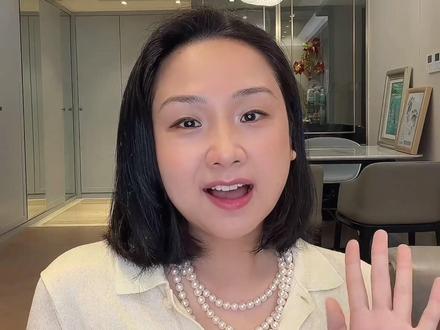全色系,全级别akoya,真科研证书讲解! 📌一文看懂日本真科研 AKOYA 全套证书分级
▫️【白色系】
>6mm:顶配 SP 天女(仅占总产量 0.3%)→SS 花珠→SK 玫瑰→SQ RoseP
<6mm:顶配 SS 彩凛→SK 玫瑰→SQ RoseP
▫️【灰色系|真多麻重点】
>6mm 顶配 SS 真多麻:天然原色、珠层≥0.4mm,灰蓝带青绿晕彩
灰 Akoya 总产量仅白珠 5%,真多麻精筛只占其中 3%,稀缺有价无市,不少人平替选大溪地铂金灰
往下:SK蓝玫瑰→蓝玫瑰P
▫️【香槟金系】
浓金→皇后证书,超高金→专属金色证书
▫️特殊证书
混彩糖果串:SS 皇后|四季彩(多色混珠);小众:光冠 / 天空 / 琉璃雨
#珍珠 #海水珍珠 #真科研 #akoya