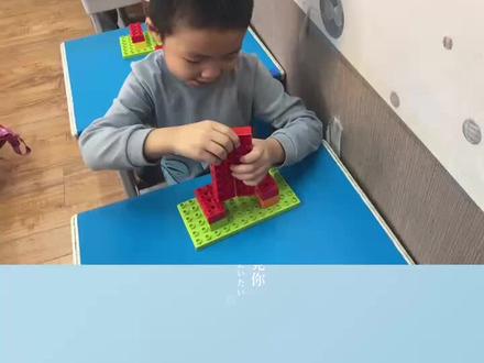 乐高课搭建作品:
电动城堡的吊门
教学目标:
1、了解古代城堡的吊门的特点和用途。
2、引导孩子做出活动的门,需要用轴和带孔积木块的配合,熟练掌握其用法。
3、在两边的城墙里预埋两个带孔积木块。
4、熟练运用电动马达带动滑轮转动提升桥面。