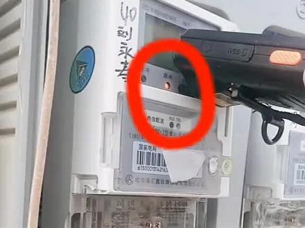 欠费停电,黄灯亮不停闪烁