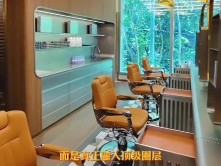 招聘发型师剪发380到1680保底高至8万星火计划打造IP 【全国招募10位顶级发型师】多店齐开,顶配资源助你破圈!
1. 黄金选址,高端客源聚集地:多店同步开业,均位于奢侈品商场核心区,楼下即是LV、Gucci等国际大牌,自带高净值客流,无需担心客源质量。
2. 高阶定位,匹配你的专业价值:剪发单价380-1680元,拒绝低价内卷,专注服务对品质有要求的客户,让你的技术与收入成正比。
3. 实力保障,收入无后顾之忧:为发型师#提供2万-8万保底薪资,无需承担业绩压力,专注提升技术即可稳定创收。
4. 星火计划,全方位IP流量扶持:配备专业摄影、运营、文案团队,从作品拍摄、内容策划到流量运营,全程协助打造你的个人IP,让更多客户主动找到你。
现面向全国招募两类优秀发型师:
• 自带成熟业绩,想突破收入天花板的资深发型师
• 有成为顶级发型师的目标,愿意学习成长、潜力出众的新锐发型师
高端平台+流量赋能+高薪保障,期待与有追求的你共启事业新篇!(转介绍成功入职奖励5000到10,000元)#专业男士理发馆 #barbershop #美发手艺人 #男士发型