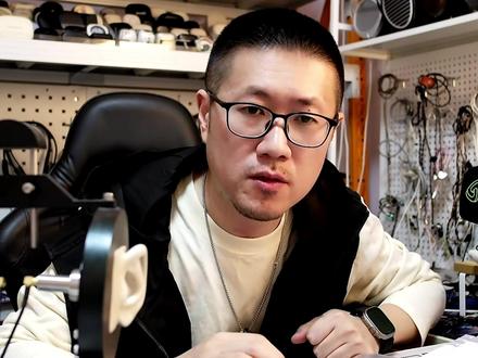 泥炭几款耳机介绍(用户反馈真的超好) #泥炭clip 耳夹式:佩戴舒适,狂甩不掉,而且基本上不漏音(和半入耳一样,喇叭是在耳朵里面的),泥炭的耳夹特色是人声清晰度超级高
#泥炭H3 H3,豆状,更侧重音质,风格是低频较多,氛围感好,音色比较厚实,但是不闷,解析度较高,毕竟是圈铁喇叭,动铁负责中频人声,和单动圈降噪耳机相比,人声部分受降噪影响小了很多,以前单动圈降噪强的耳机,人声闷,远,大家可以对比试试
#泥炭air5pro 杆状,体积更小,佩戴舒适,通话降噪效果也都非常好。
大家可以根据自己的需求选择不同形式。
泥炭耳夹侧重人声,入耳式侧重低频。