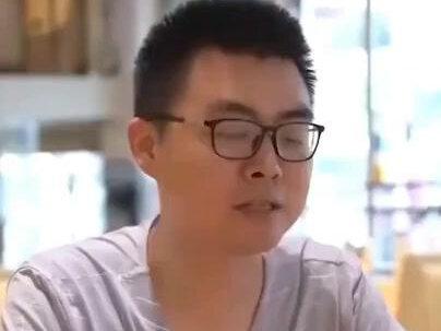 春节将至,郭威不回九江过年又成了热点。网友:这是谁的过错?