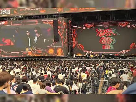 小李和杨和苏今天在成都音乐节首唱未发布新歌《无价》! 小李Pissy和杨和苏KeyNG今天在成都太空奇缘音乐节首唱未发布新歌《Priceless无价》!#说唱 #rap #hiphop #嘻哈