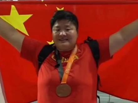 巩立姣:铅球之巅,五连冠铸就传奇华章
2025年11月16日晚,广东奥林匹克体育中心体育场内灯光璀璨,第十五届全运会女子铅球决赛在此激情上演。在这片承载着梦想与拼搏的赛场上,36岁的奥运冠军、河北队选手巩立姣,以19米68的傲人成绩强势夺冠,成功实现全运会该项目五连冠的壮举,书写了中国田径史上浓墨重彩的一笔。
比赛伊始,巩立姣便展现出王者风范。第二投,她如猛虎出山,铅球划过一道优美的弧线,稳稳落地,19米53的成绩瞬间确立了领先优势。第五投,她再次发力,铅球带着力量与信念呼啸而出,19米68!这一掷,不仅锁定了胜局,更如同一记重锤,敲响了胜利的钟声。
然而,辉煌背后是常人难以想象的艰辛。赛前,巩立姣的膝盖伤病严重,为了能站在赛场上,她咬牙打了三针封闭。即便如此,她依然凭借顽强的意志和精湛的技艺,在赛场上绽放光芒。
赛后,巩立姣高举五指,那象征着五连冠的姿态,仿佛在向世界宣告她的荣耀与坚持。她与对手、裁判、工作人员逐一拥抱,泪水夺眶而出。这泪水,饱含着对母亲深深的思念——她将这枚金牌献给离世288天的母亲;这泪水,也承载着多年来的汗水与付出。她坦言,这是职业生涯的最后一战,伤病已严重影响生活,未来计划通过手术康复。
值得一提的是,河北队包揽了该项目前三名,张林茹、马越分获银铜牌且均创个人最佳。而巩立姣,这位铅球界的传奇,以“高龄”对抗伤病的倔强,让铅球这项冷门运动焕发出勃勃生机,成为中国体育精神最生动的注脚。#巩立姣 #铅球#全运会#五连冠#巩立姣铅球冠军 #巩立姣亚运女子铅球金牌