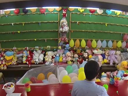 他是个飞镖大神,扔出的飞镖百发百中