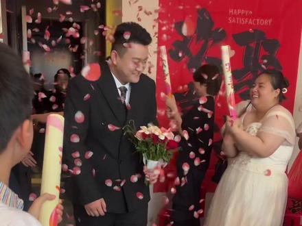 走在红毯的那一天 2026.5.24,女方家人赶到了西安,新郎早上来酒店迎接新娘子。通过红包攻势,新郎和伴郎们闯关成功,娘家人一起欢送新娘到了新家。不得不夸一下这位婚礼司仪,节奏气氛把握得非常到位,让迎亲现场特别温暖和和谐。#迎亲接新娘子了 #婚礼 #记录真实生活