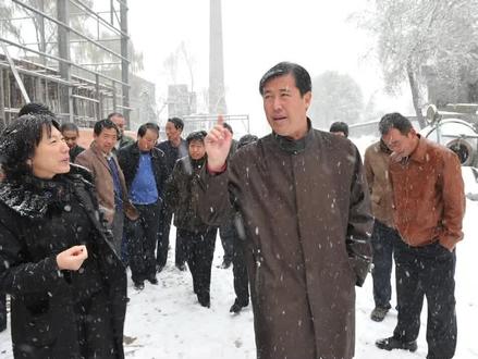 大雪压城北风寒,百姓冷暖记心上。集中供暖开新局,群众齐呼好县长。