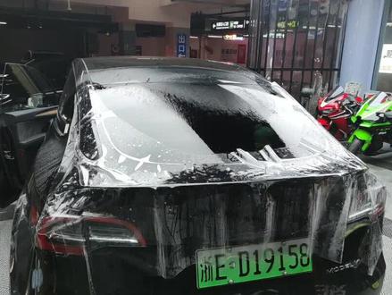 特斯拉modelY后盖隐形车衣施工#每天一个用车知识 #汽车人共创计划 #撸车日常 #抖音汽车 #特斯拉modely #汽车贴膜 #汽车贴膜分享 #汽车漆面保护膜