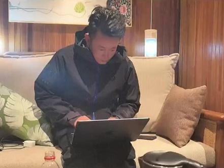 今晚我要把员外安排到厕所去躺起哈哈,不然我们没法睡了!!@杨员外(张家界七星山·骆驼杯) @老六荒野(Lz) #快乐就这么简单 #助手抖音 #vlog日常