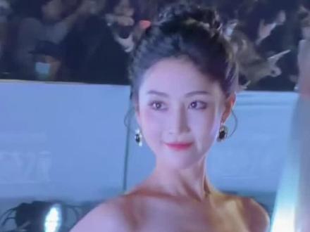 短剧女星集体抹胸长裙亮相剧查查之夜,好吸睛的红毯啊