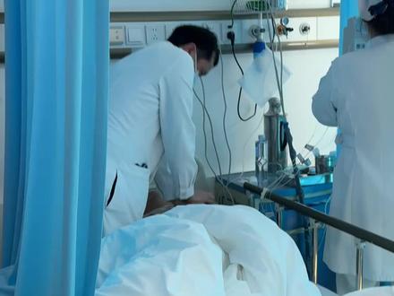 伟大的医务工作者! 2026年2月18日初三!
因为看护老爸住进航天总医院心脏重症监护病房!上午隔壁床救护车送来了个四十多岁的小伙子,胸口疼痛难忍,经医生诊断需要马上做手术,医生护士马不停蹄的忙碌起来!过了1个多小时,病人回来了,手术很成功,但病人因病情严重在手术前就发生过一次病危,回病房后,病人情况尚可!但没想到过了一会,病人突然四肢抽搐,情况危急,监测指标突然看不到血压,其他指标我不太懂!只见医生护士紧急抢救,亲历看到廖医生,吕医生和一个护士不停的忙碌着!他们不停的给病人做胸外心脏按压,护士累了,医生上,特别是廖医生不停的做!当我们大家都绝望的认为人没救了的时候,他还不停的在做,跪在床上一下又一下,不知疲倦,不放弃,差不多30分钟后,病人突然有了血压,心跳……后来病人基本稳定了!亲历医务工作者忘我救人的经历,使我非常感动!感谢白衣天使给人们带来了生的希望!