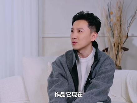 和你聊会儿丨《没出息》创作者王搏:我的音乐之路也曾连滚带爬 10月,歌曲《没出息》走红两岸,成为一场现象级的文化传播。这首歌的创作者王搏,是一位从国家电网技术人员转型的音乐人。如何在“连滚带爬”中,守护对音乐的热爱?10月底,我们和他聊了聊。#没出息 #音乐人 #王搏#王蓉 #媒体精选计划@音乐人王搏